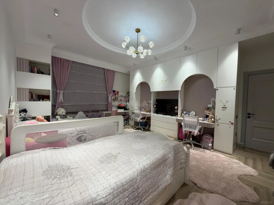 Satılır 4 otaqlı mənzil 132 m²