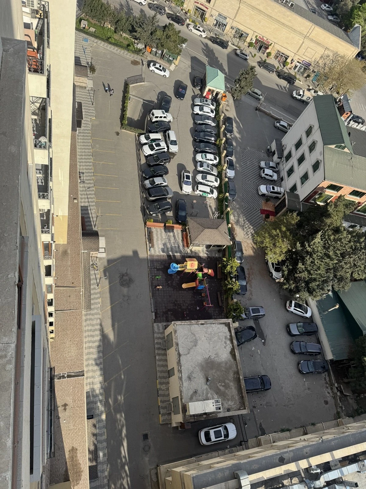 Satılır 3 otaqlı mənzil 121.4 m²