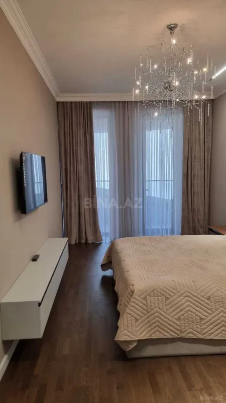 Satılır 4 otaqlı mənzil 186 m²