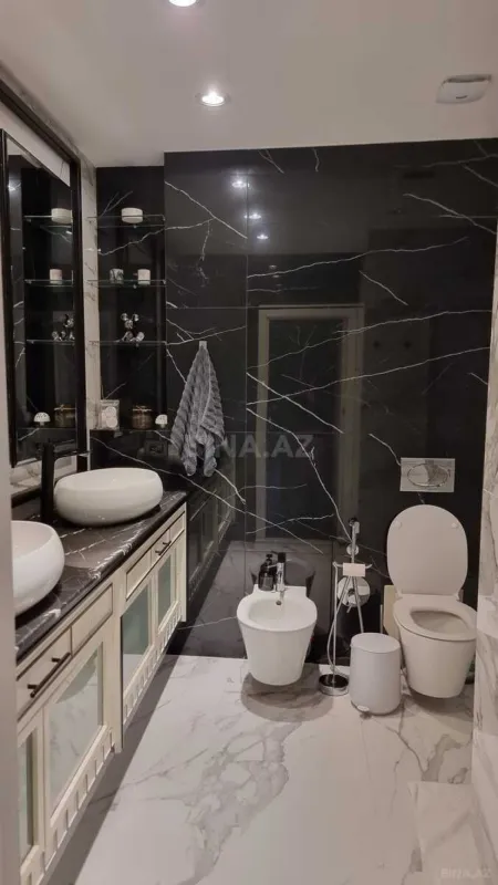 Satılır 4 otaqlı mənzil 186 m²