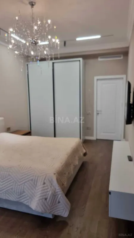 Satılır 4 otaqlı mənzil 186 m²