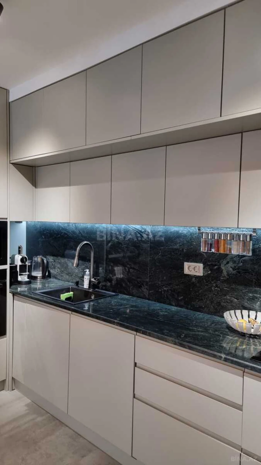 Satılır 4 otaqlı mənzil 186 m²