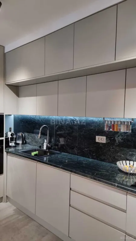 Satılır 4 otaqlı mənzil 186 m²