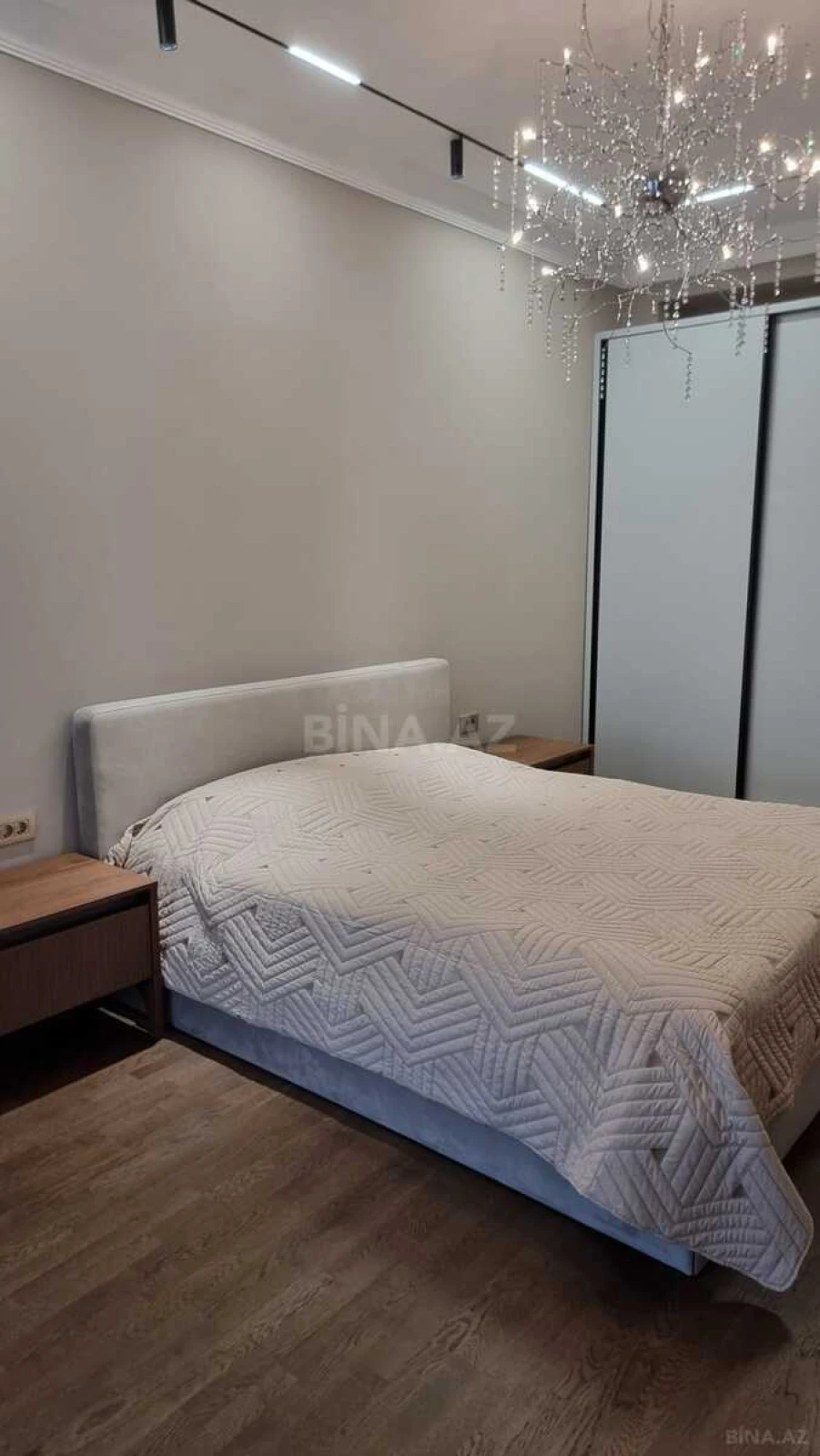 Satılır 4 otaqlı mənzil 186 m²