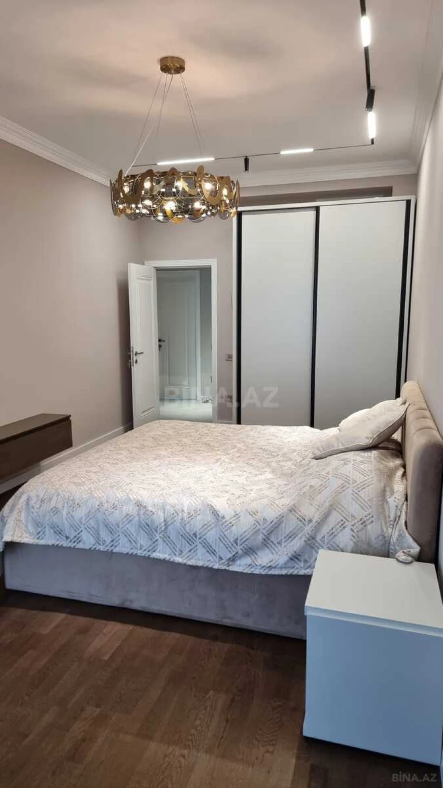 Satılır 4 otaqlı mənzil 186 m²