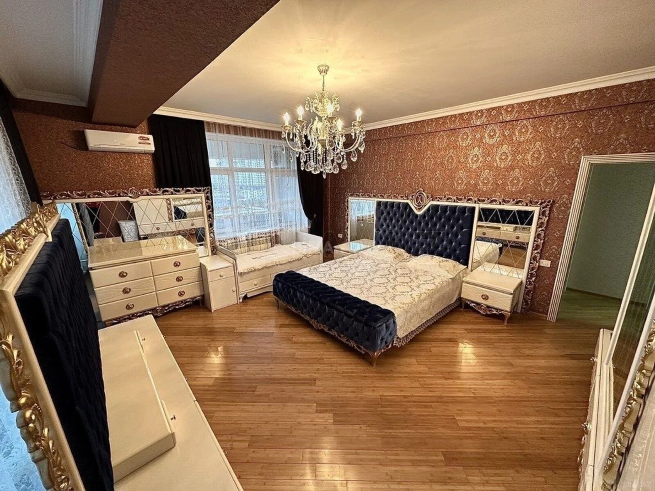 Satılır 4 otaqlı mənzil 130 m²