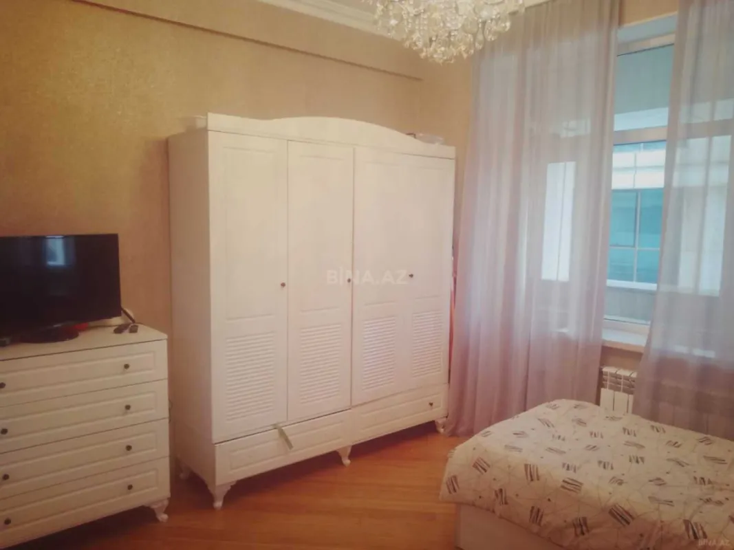 Satılır 4 otaqlı mənzil 130 m²