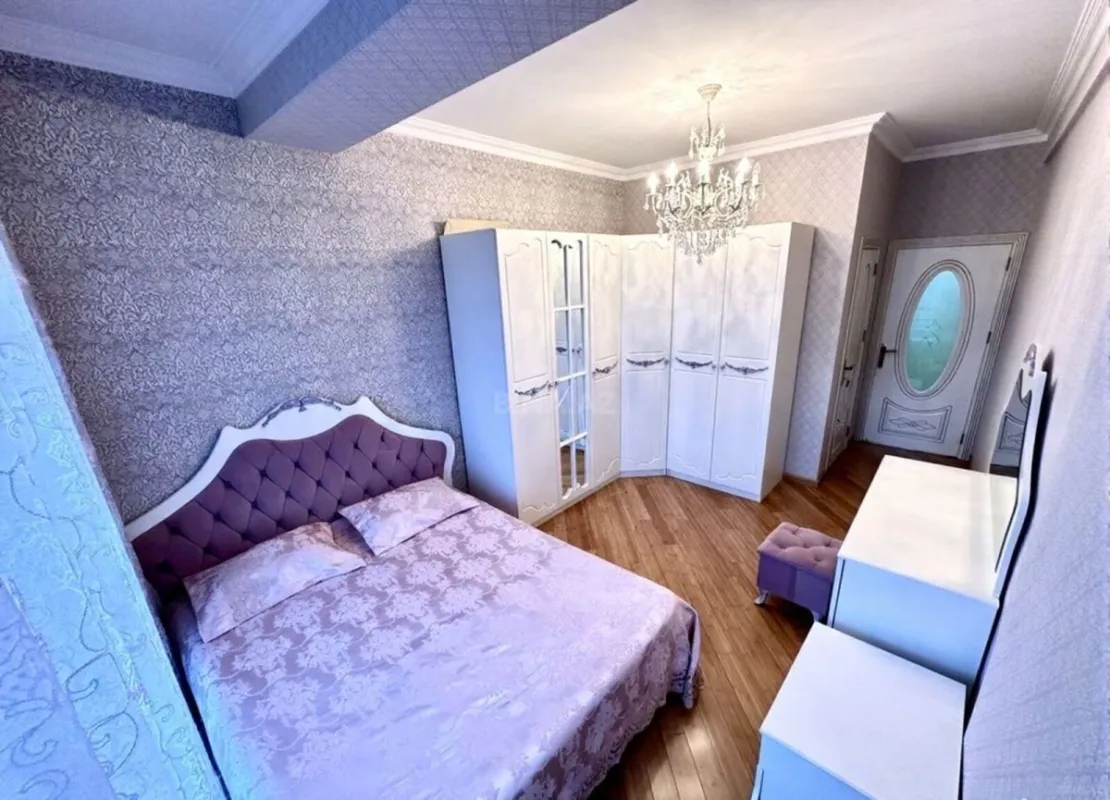 Satılır 4 otaqlı mənzil 130 m²