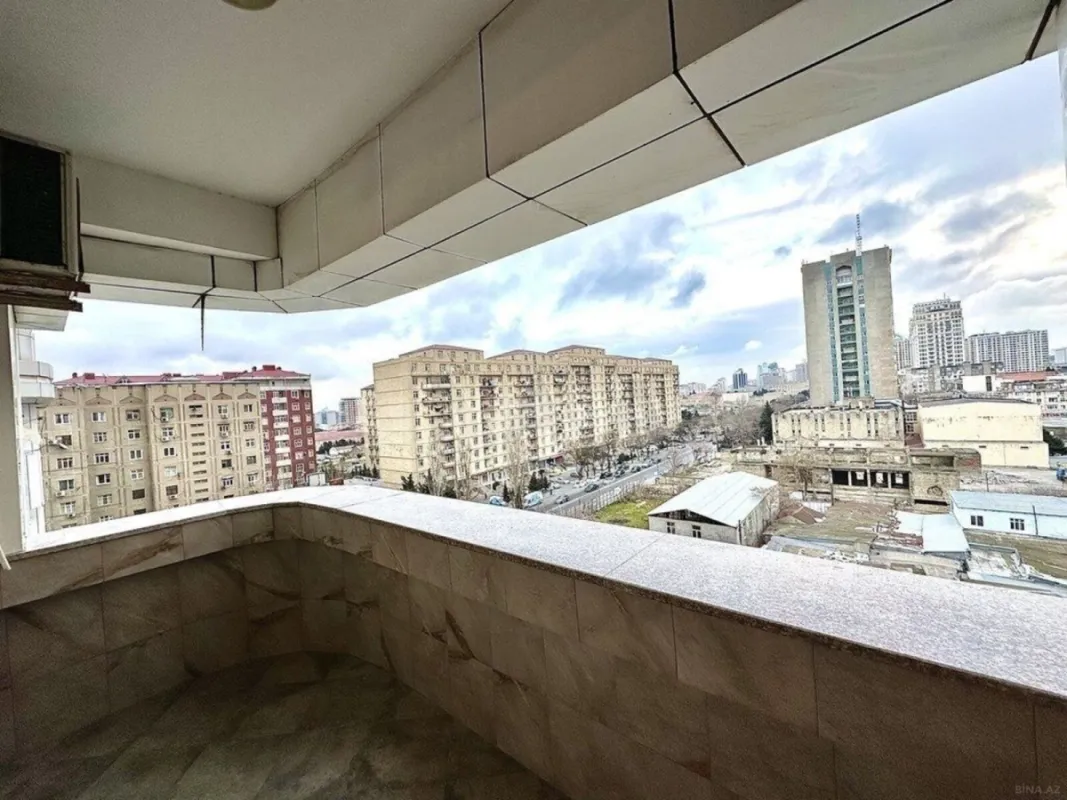 Satılır 4 otaqlı mənzil 130 m²