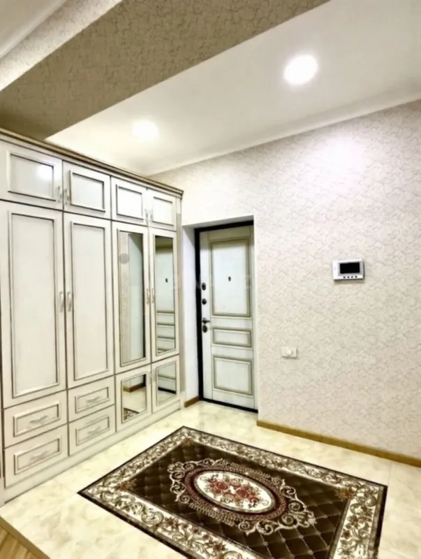 Satılır 4 otaqlı mənzil 130 m²