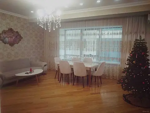 Satılır 4 otaqlı mənzil 130 m²