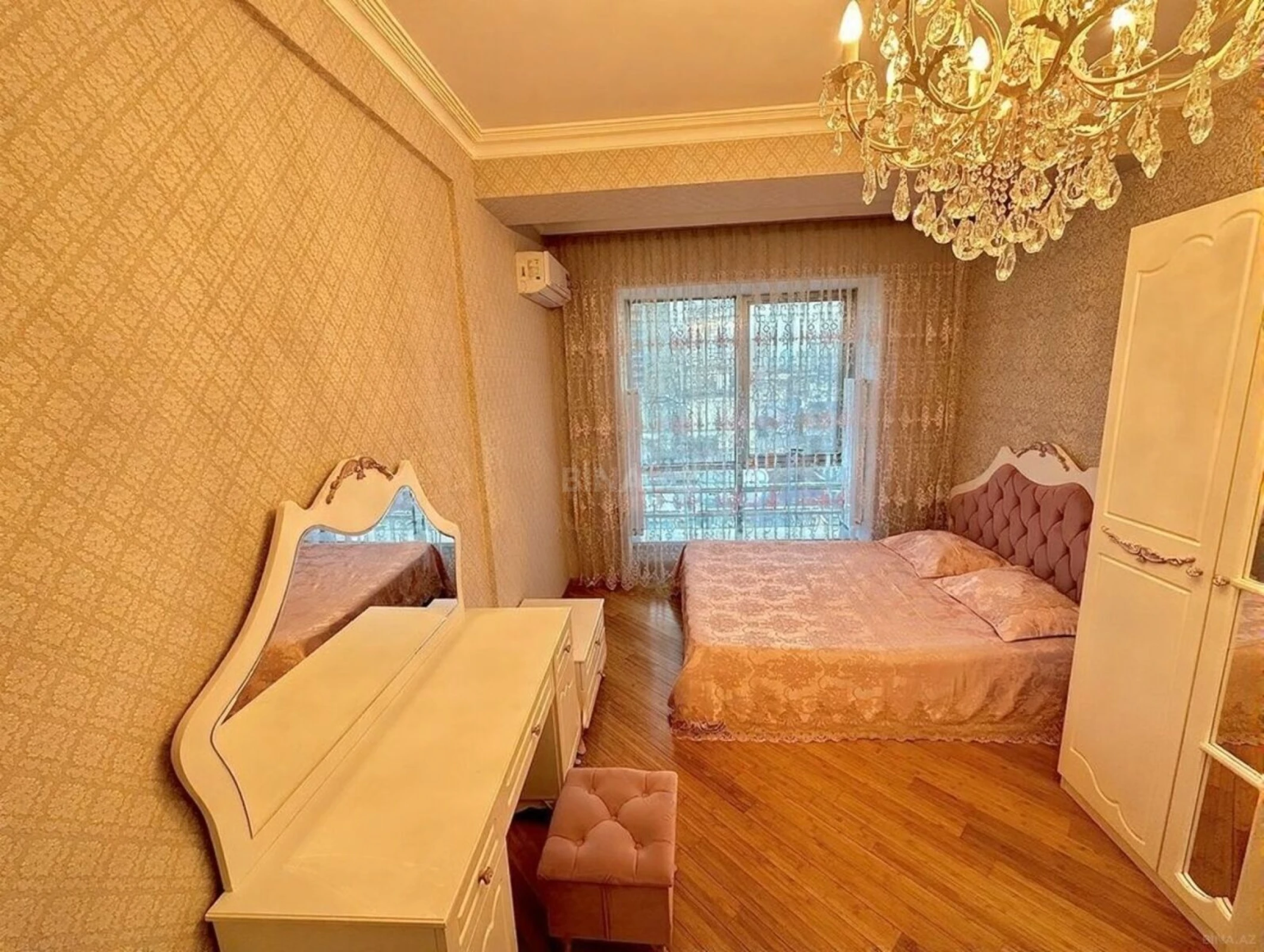 Satılır 4 otaqlı mənzil 130 m²