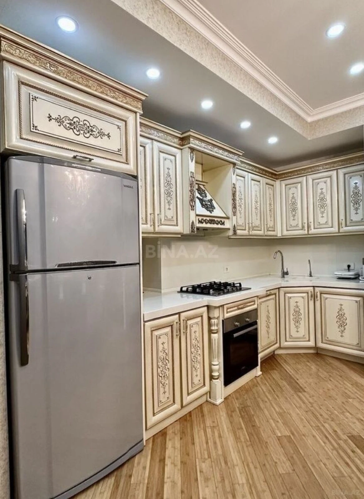 Satılır 4 otaqlı mənzil 130 m²