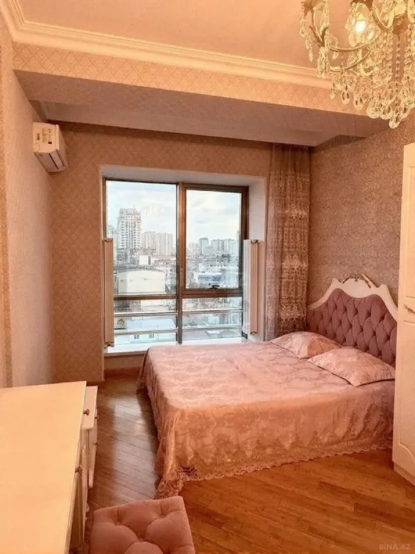 Satılır 4 otaqlı mənzil 130 m²