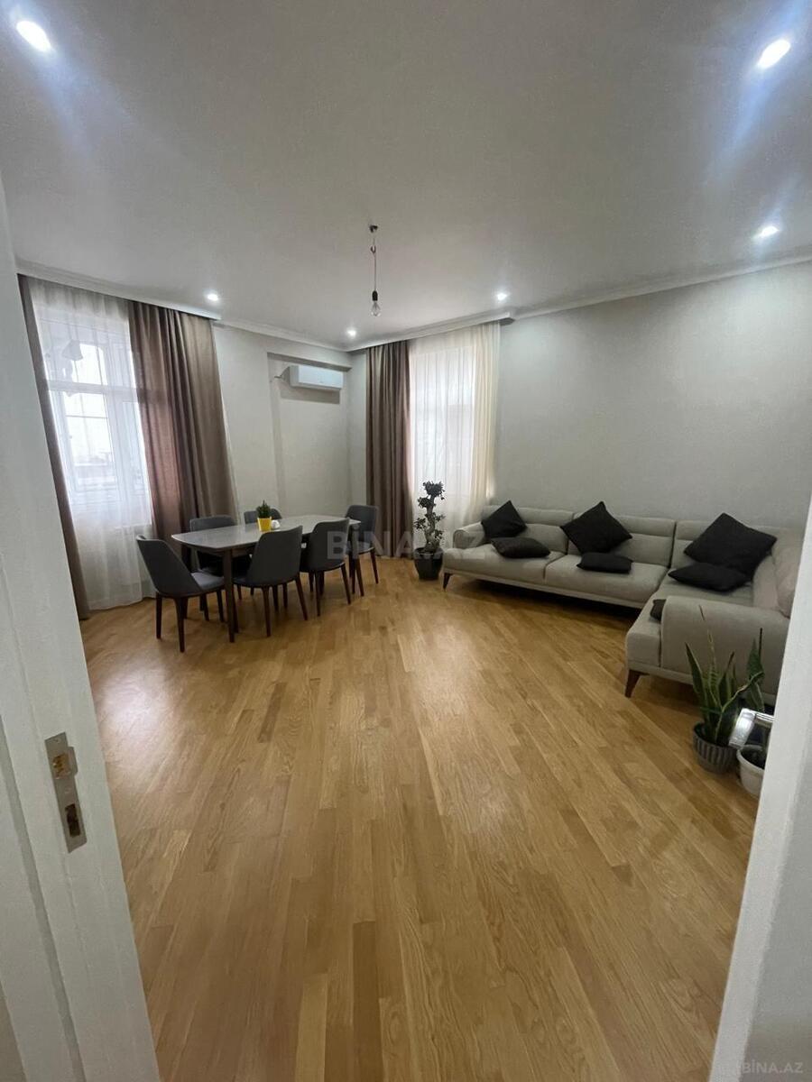 Satılır 3 otaqlı mənzil 135 m²