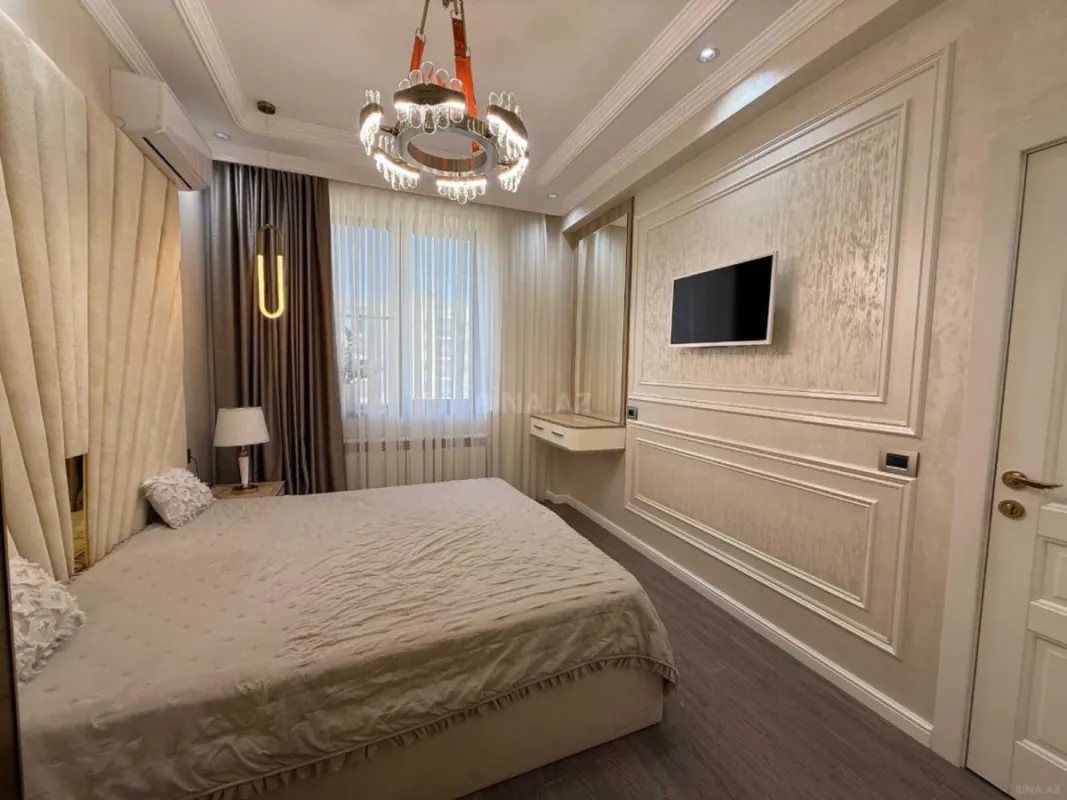 Satılır 4 otaqlı mənzil 130 m²