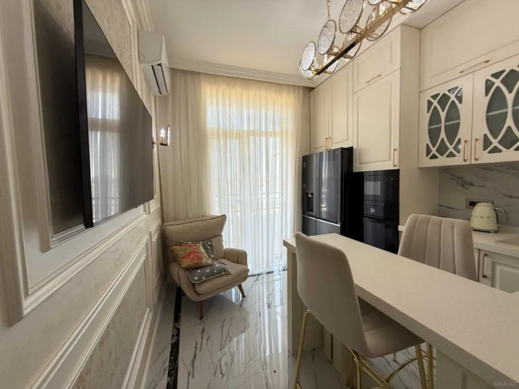 Satılır 4 otaqlı mənzil 130 m²