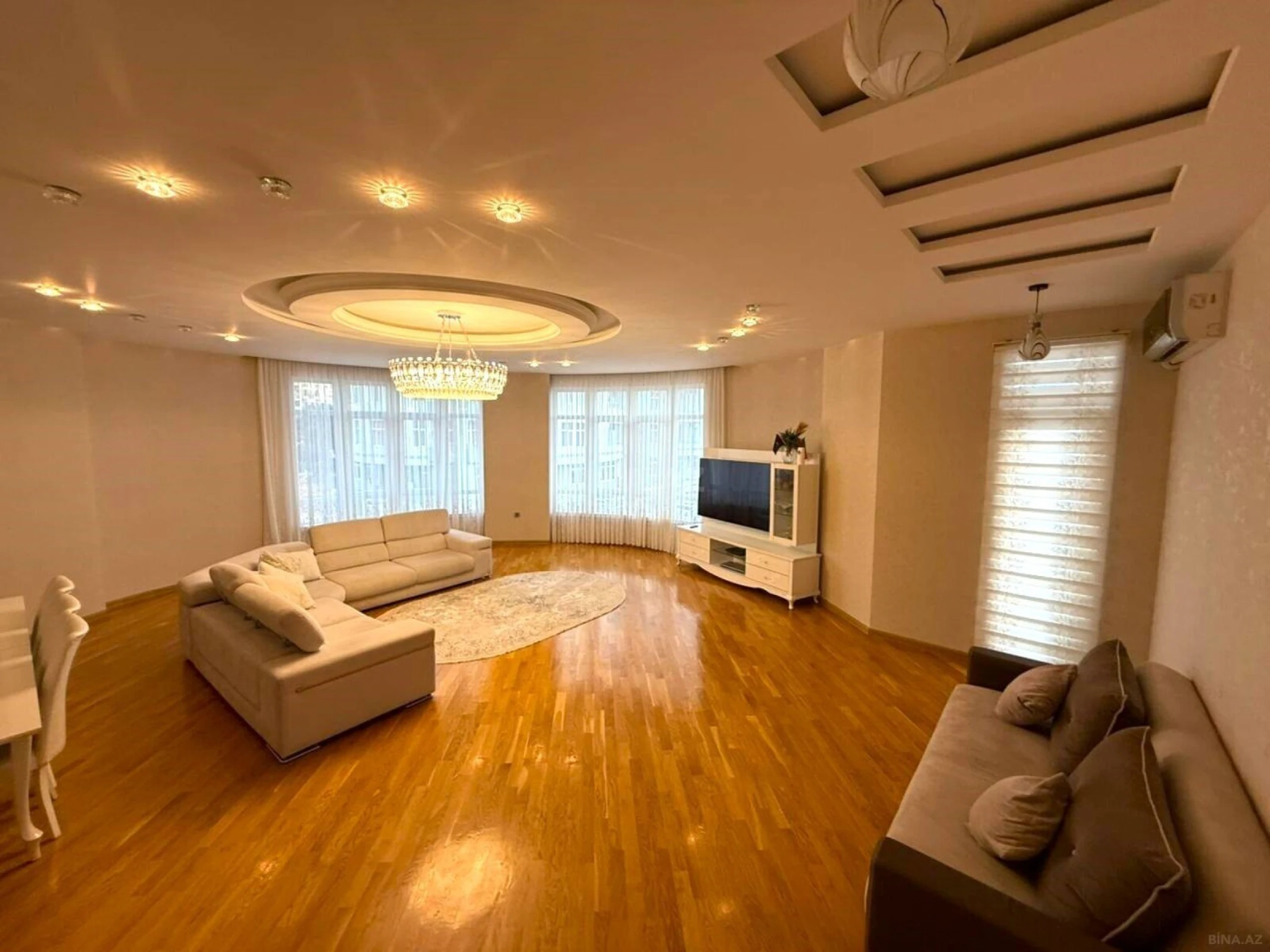 Satılır 4 otaqlı mənzil 242 m²