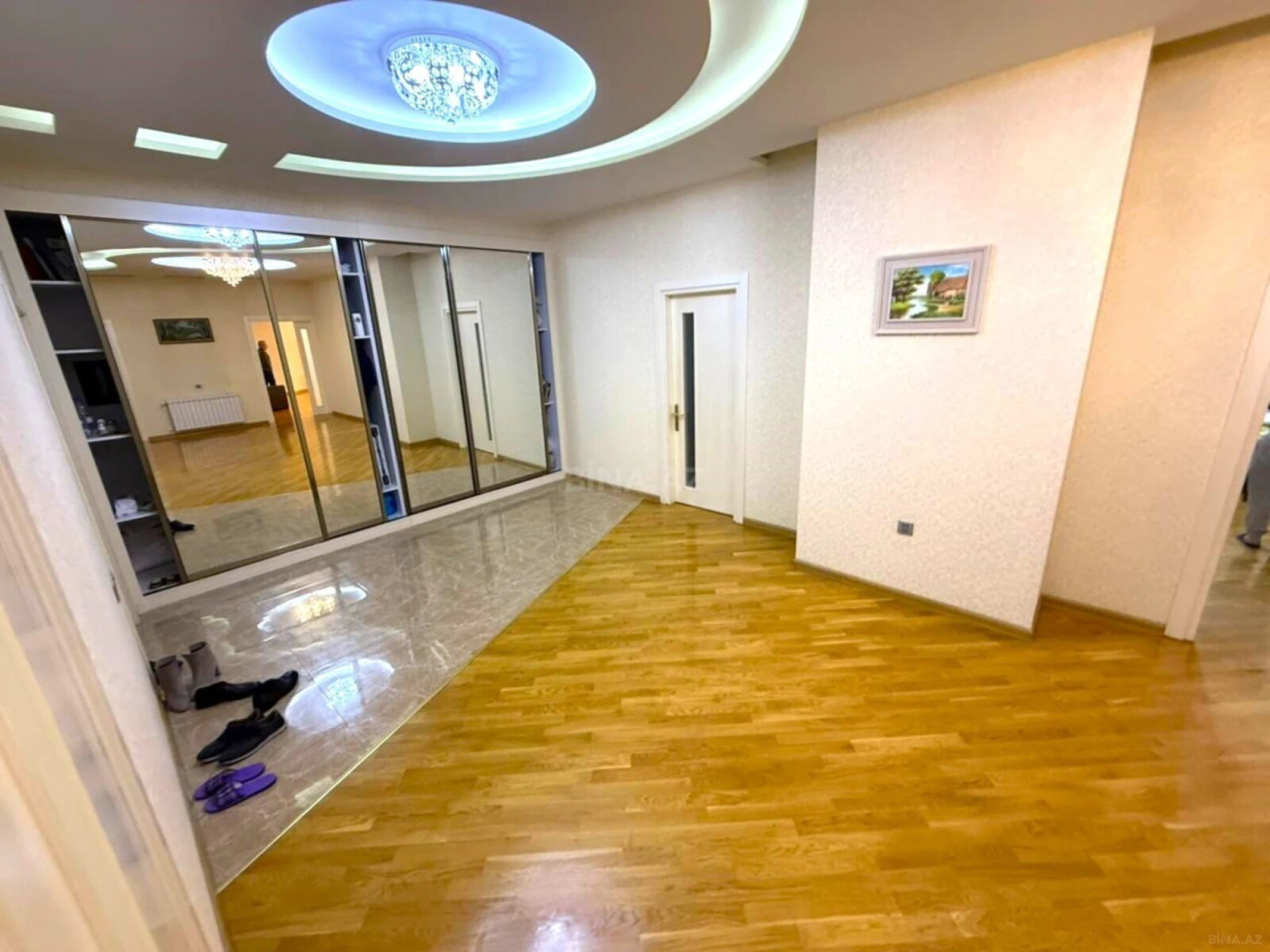 Satılır 4 otaqlı mənzil 242 m²