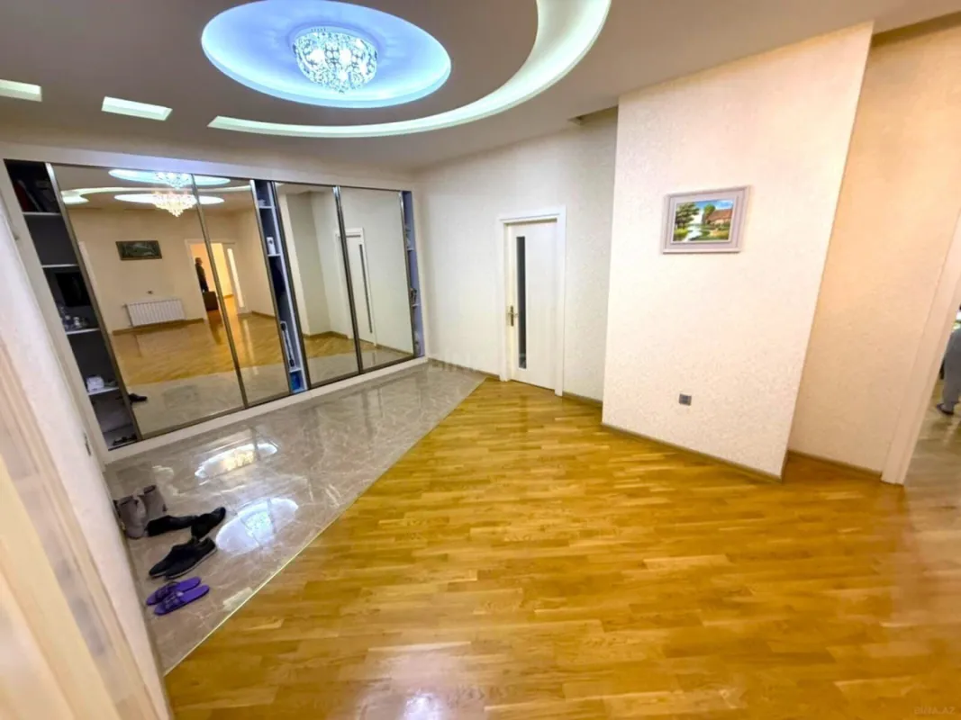 Satılır 4 otaqlı mənzil 242 m²