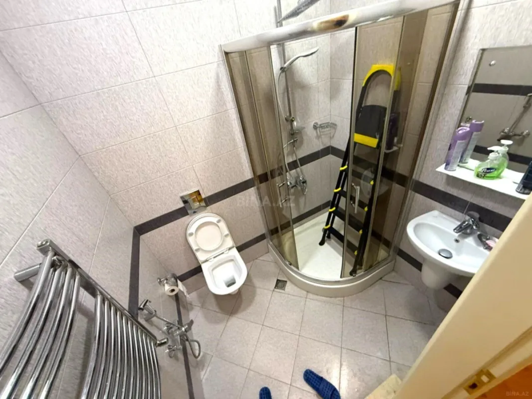 Satılır 4 otaqlı mənzil 242 m²