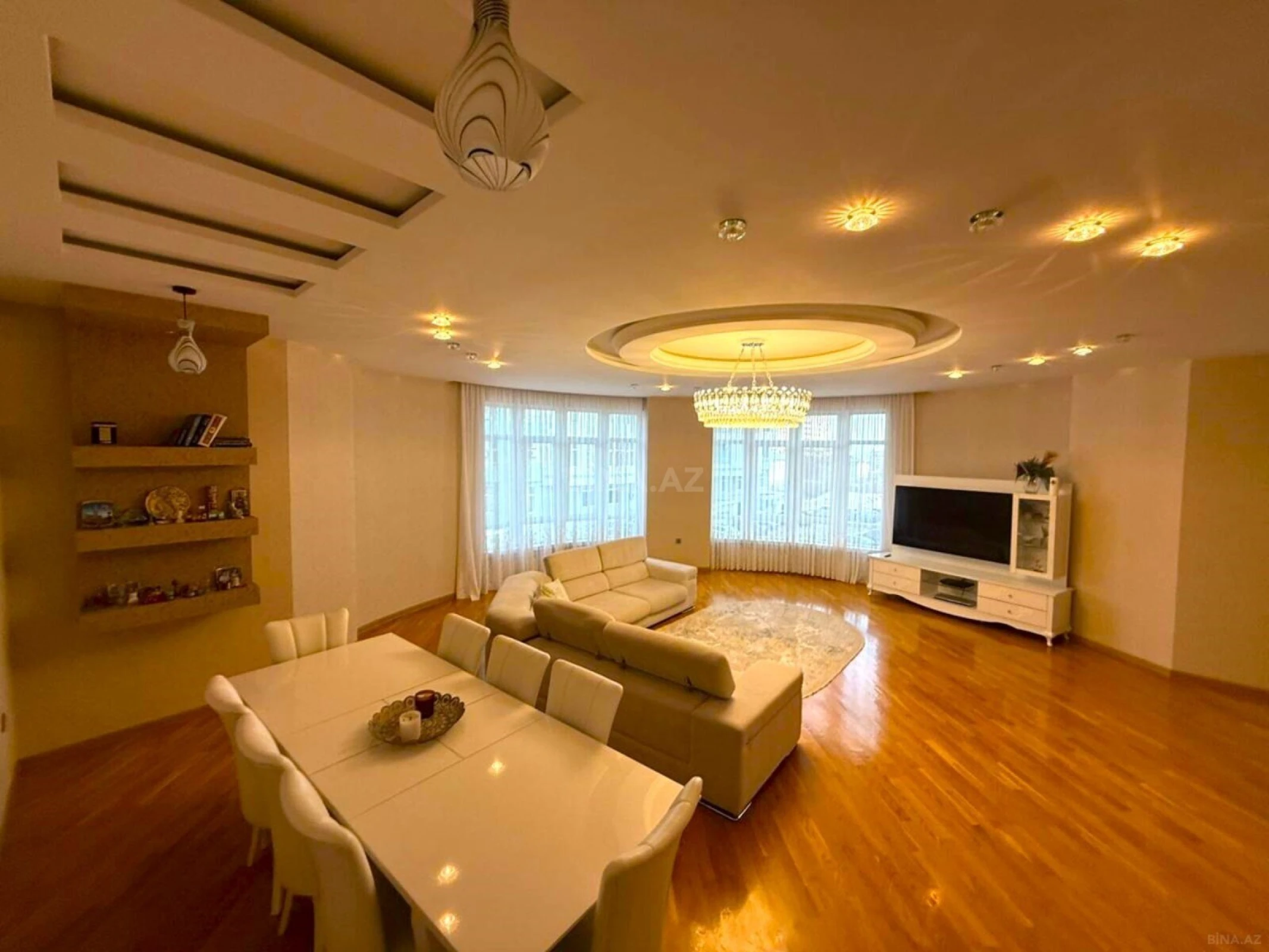 Satılır 4 otaqlı mənzil 242 m²