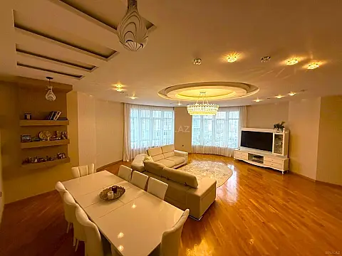 Satılır 4 otaqlı mənzil 242 m²