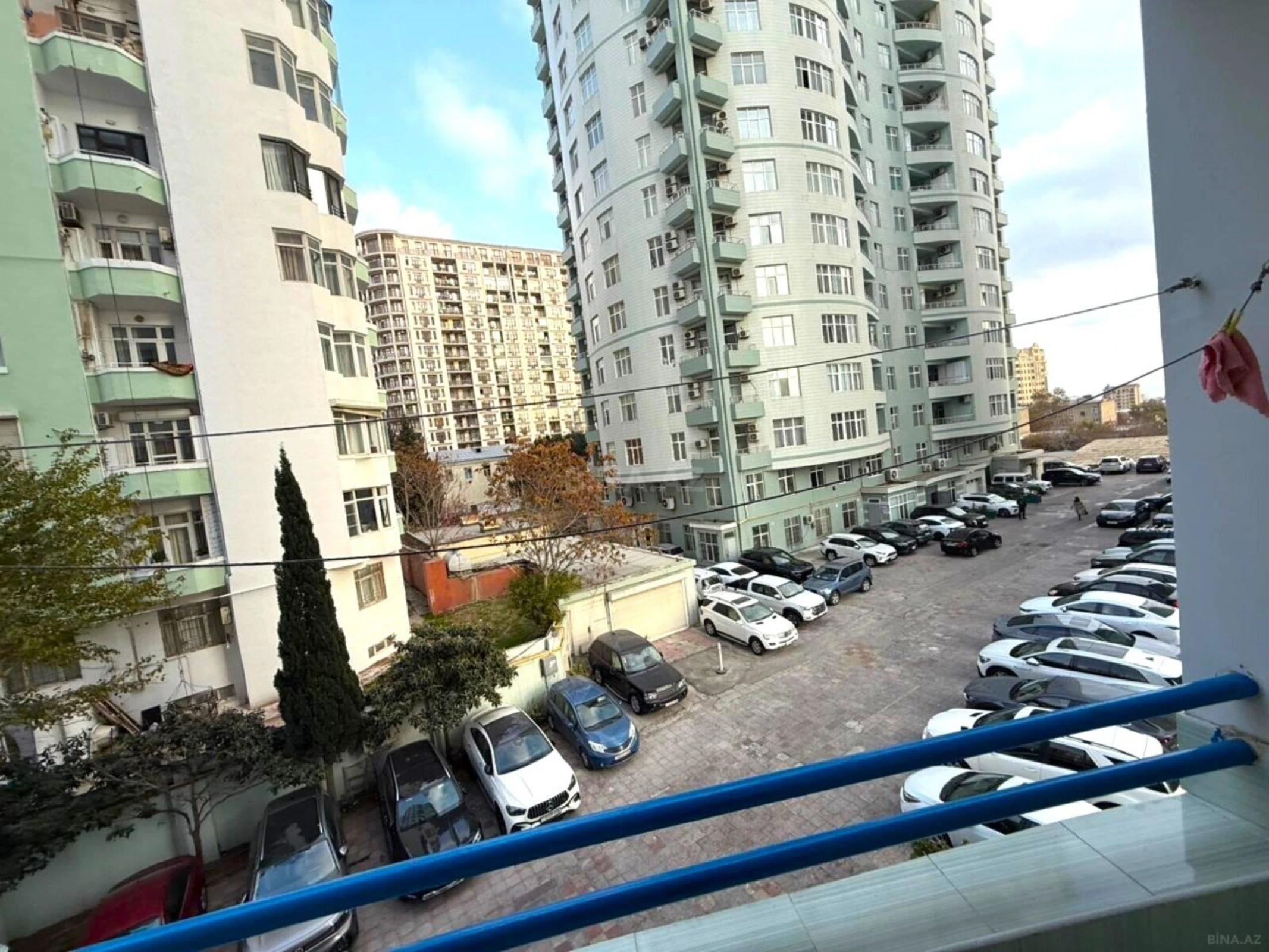 Satılır 4 otaqlı mənzil 242 m²