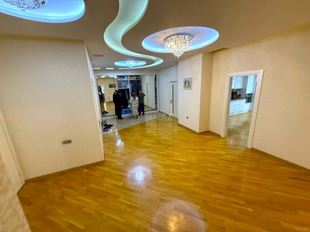 Satılır 4 otaqlı mənzil 242 m²