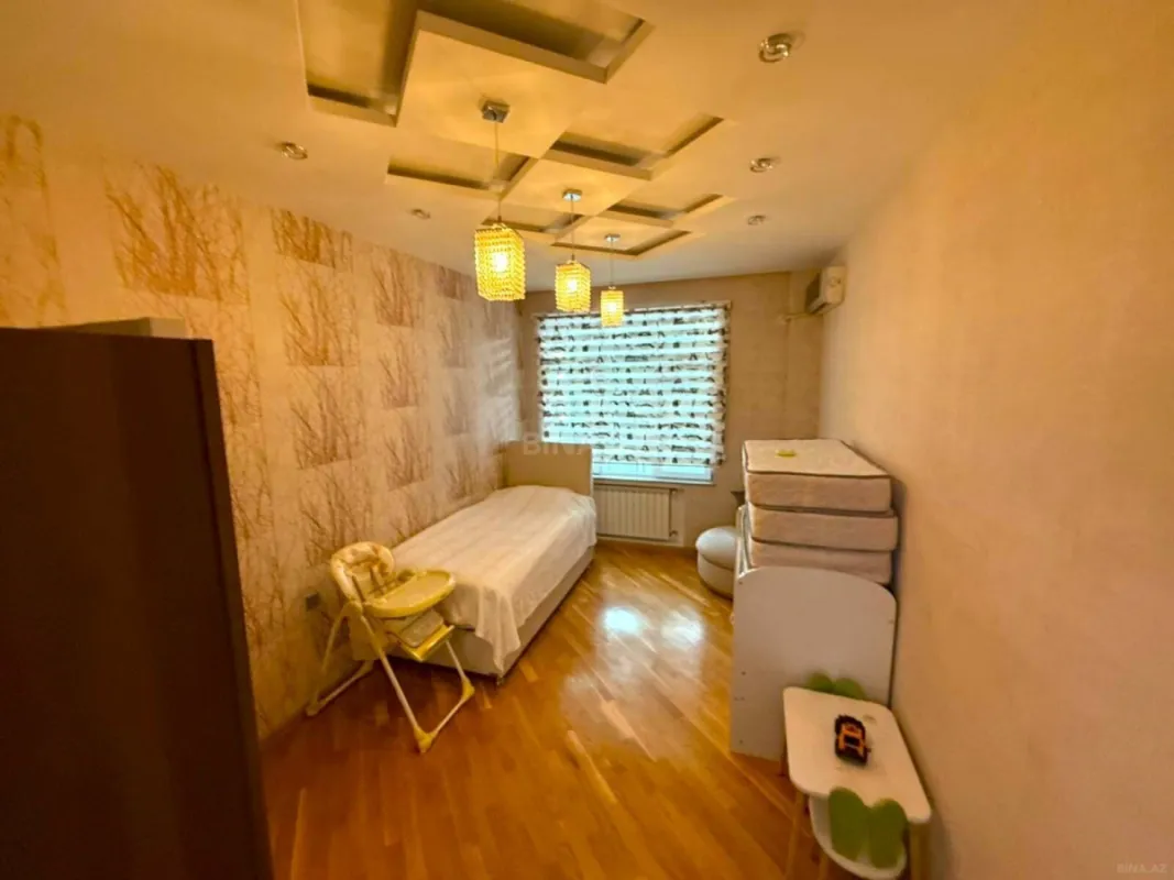 Satılır 4 otaqlı mənzil 242 m²
