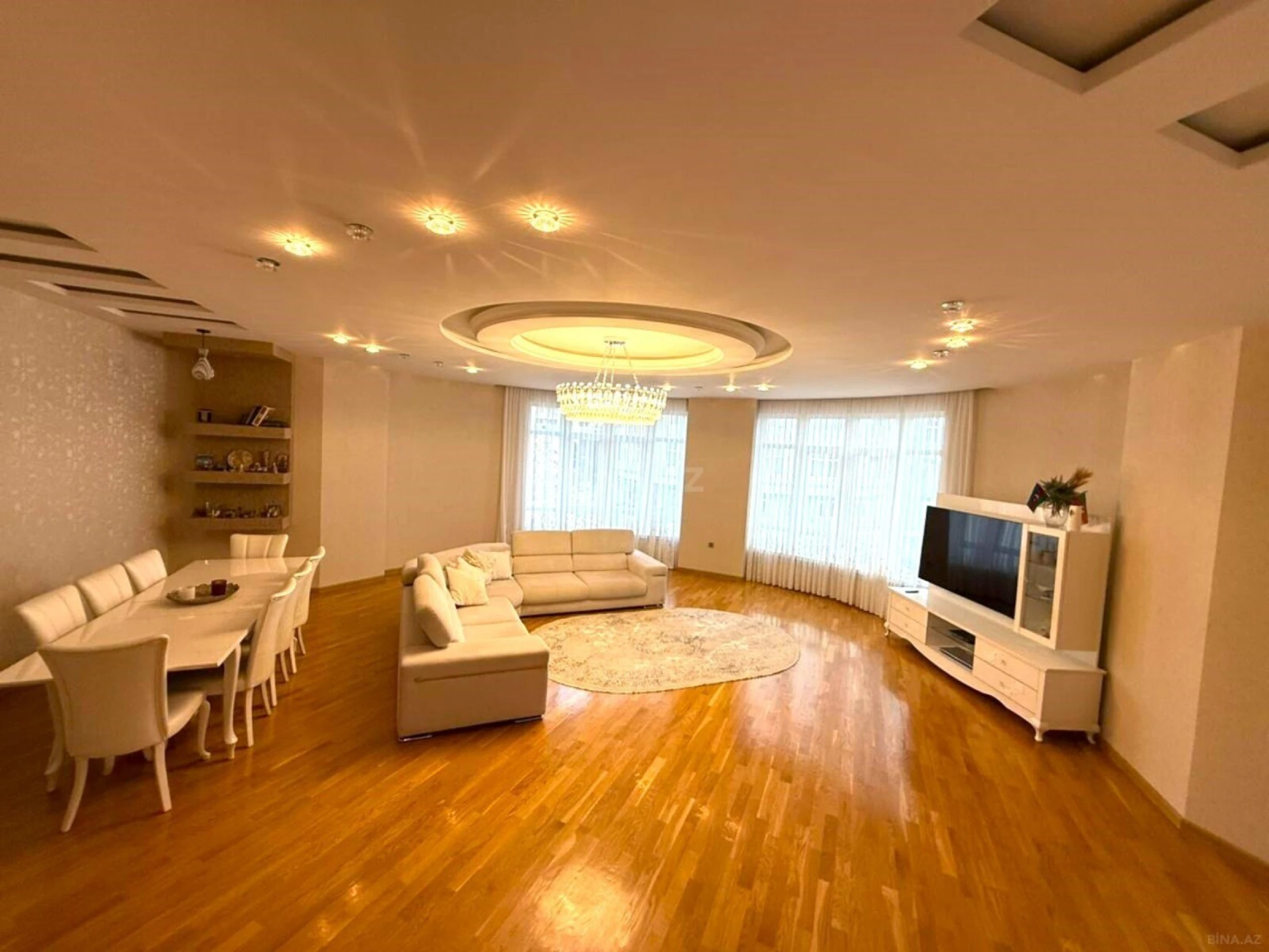 Satılır 4 otaqlı mənzil 242 m²