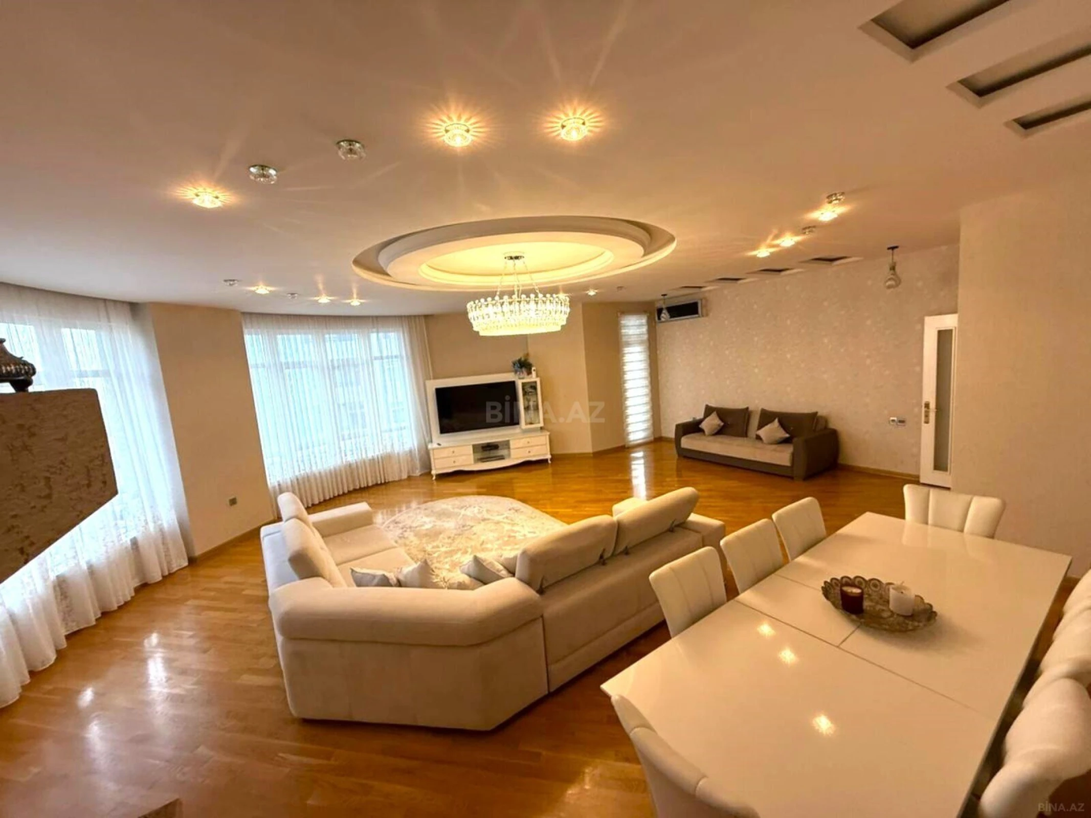 Satılır 4 otaqlı mənzil 242 m²