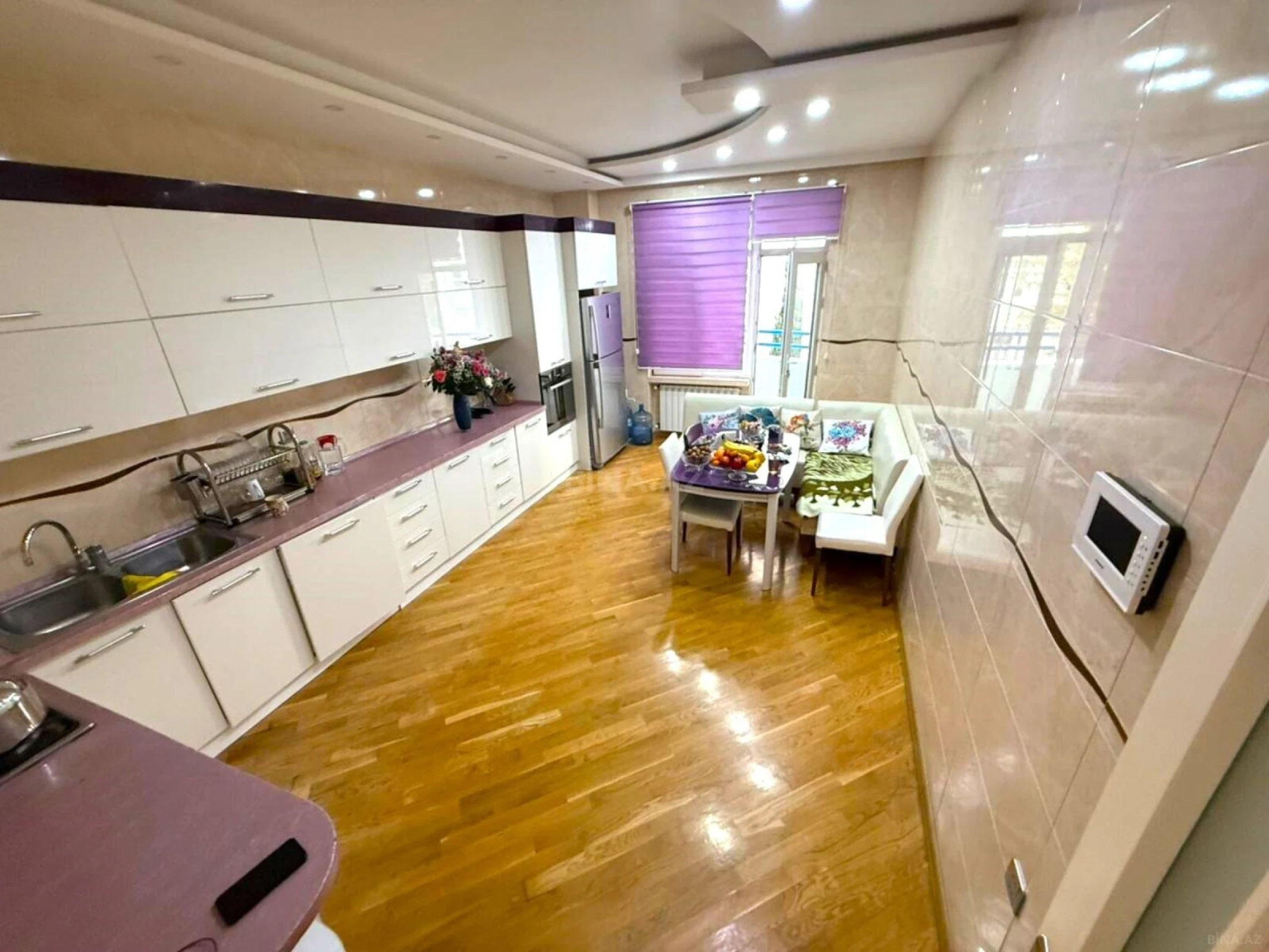 Satılır 4 otaqlı mənzil 242 m²