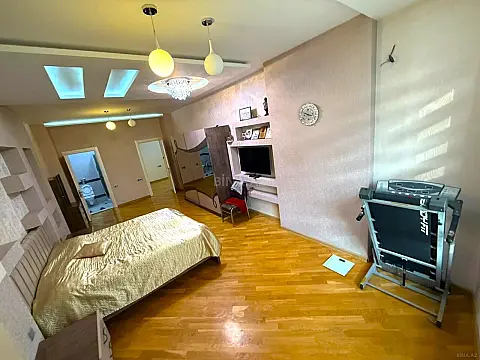 Satılır 4 otaqlı mənzil 242 m²