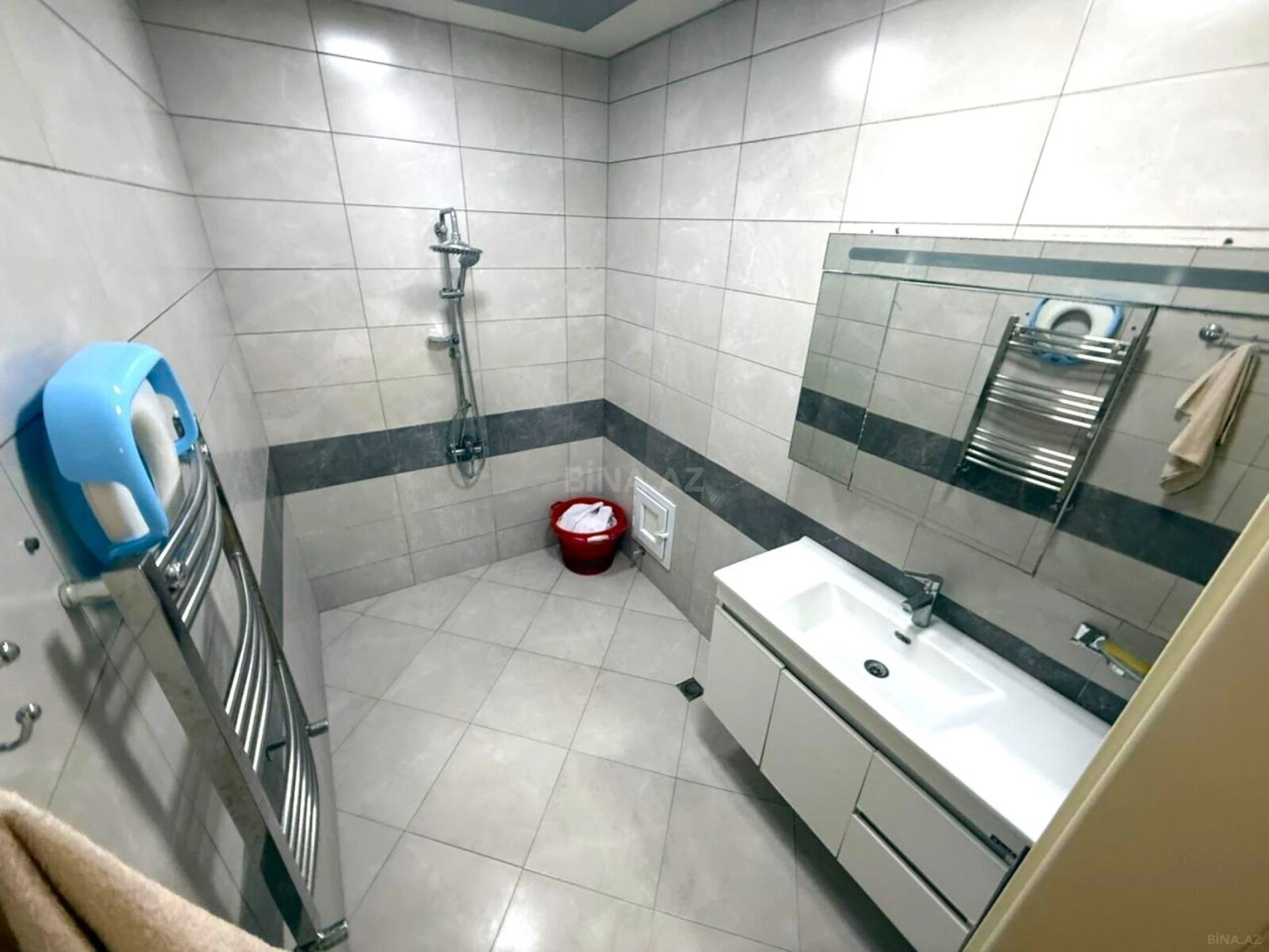 Satılır 4 otaqlı mənzil 242 m²