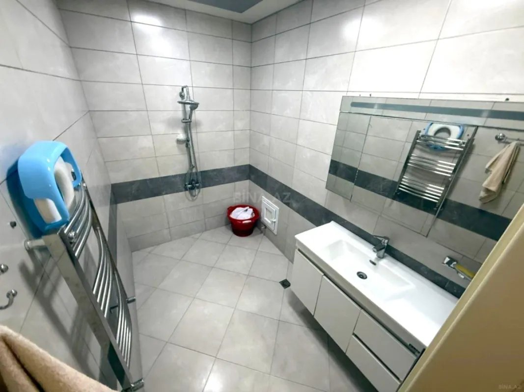 Satılır 4 otaqlı mənzil 242 m²