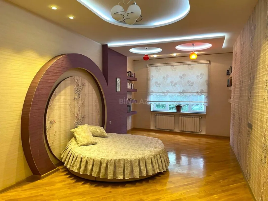 Satılır 4 otaqlı mənzil 242 m²