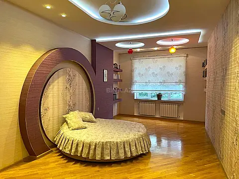 Satılır 4 otaqlı mənzil 242 m²