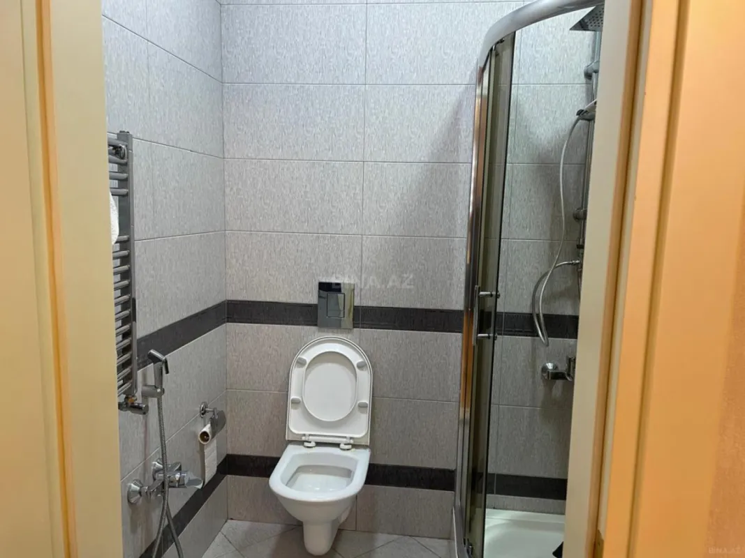 Satılır 4 otaqlı mənzil 242 m²