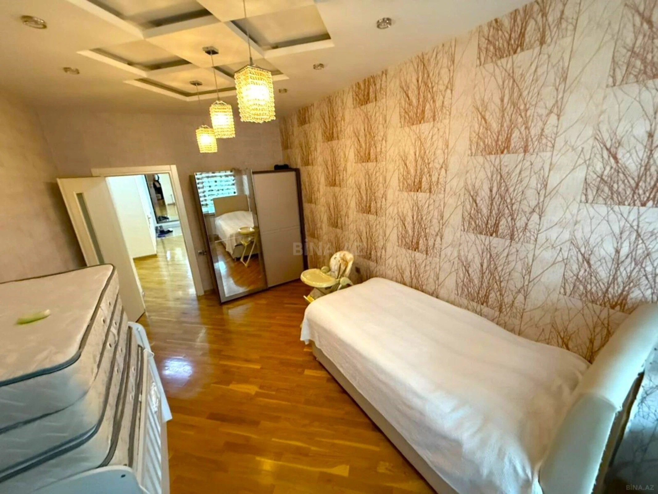 Satılır 4 otaqlı mənzil 242 m²