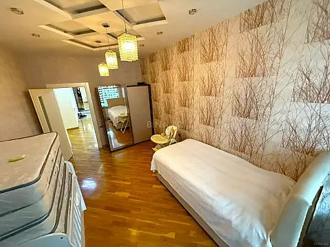 Satılır 4 otaqlı mənzil 242 m²