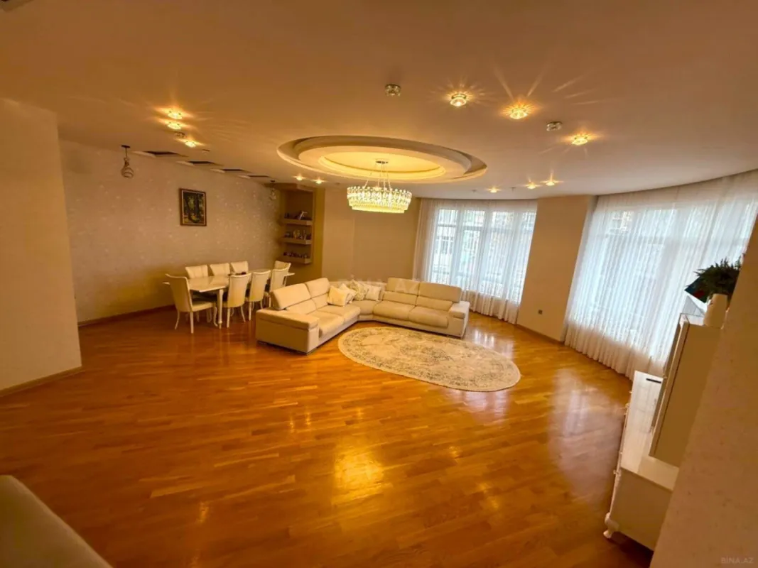 Satılır 4 otaqlı mənzil 242 m²