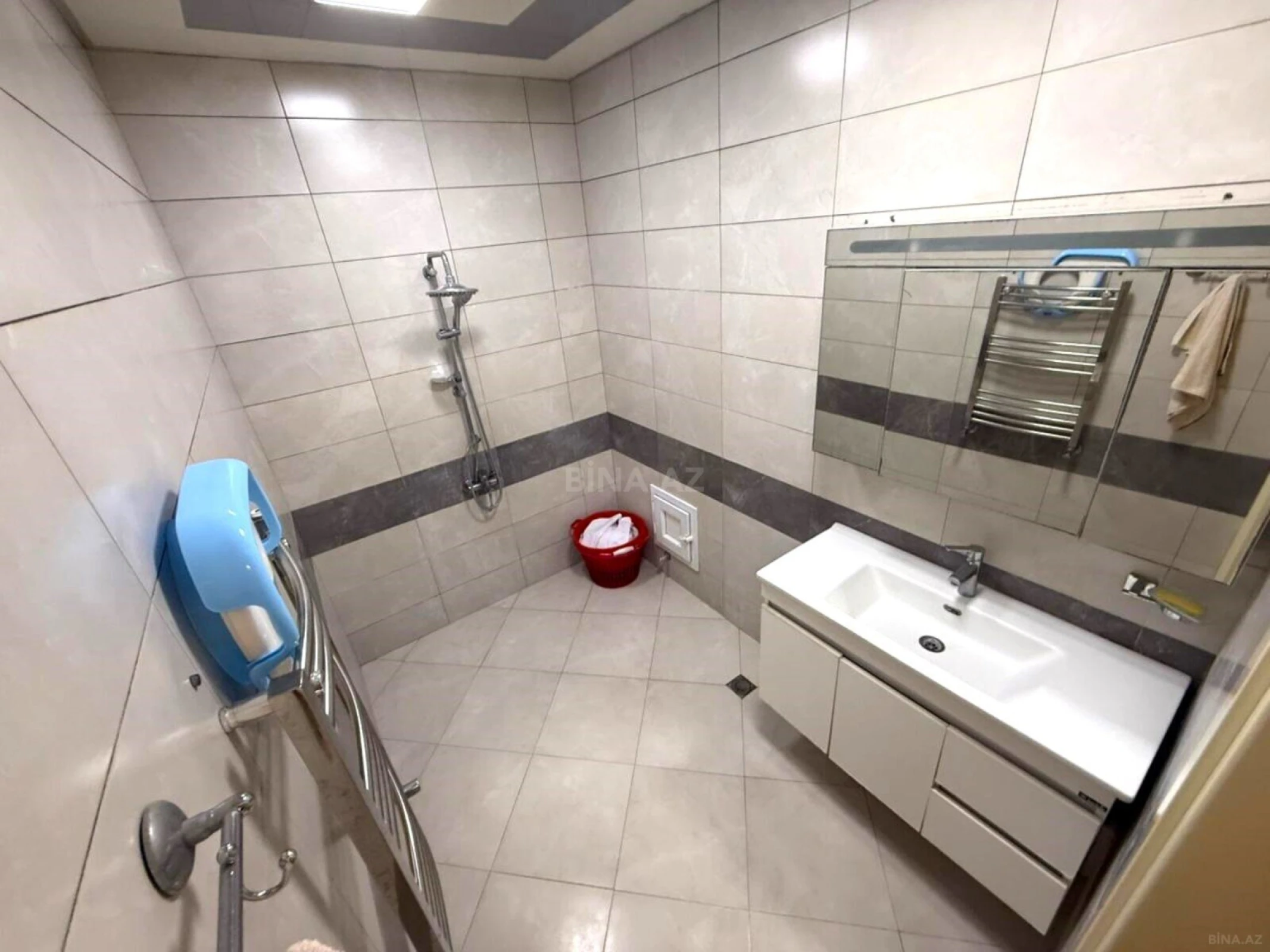 Satılır 4 otaqlı mənzil 242 m²