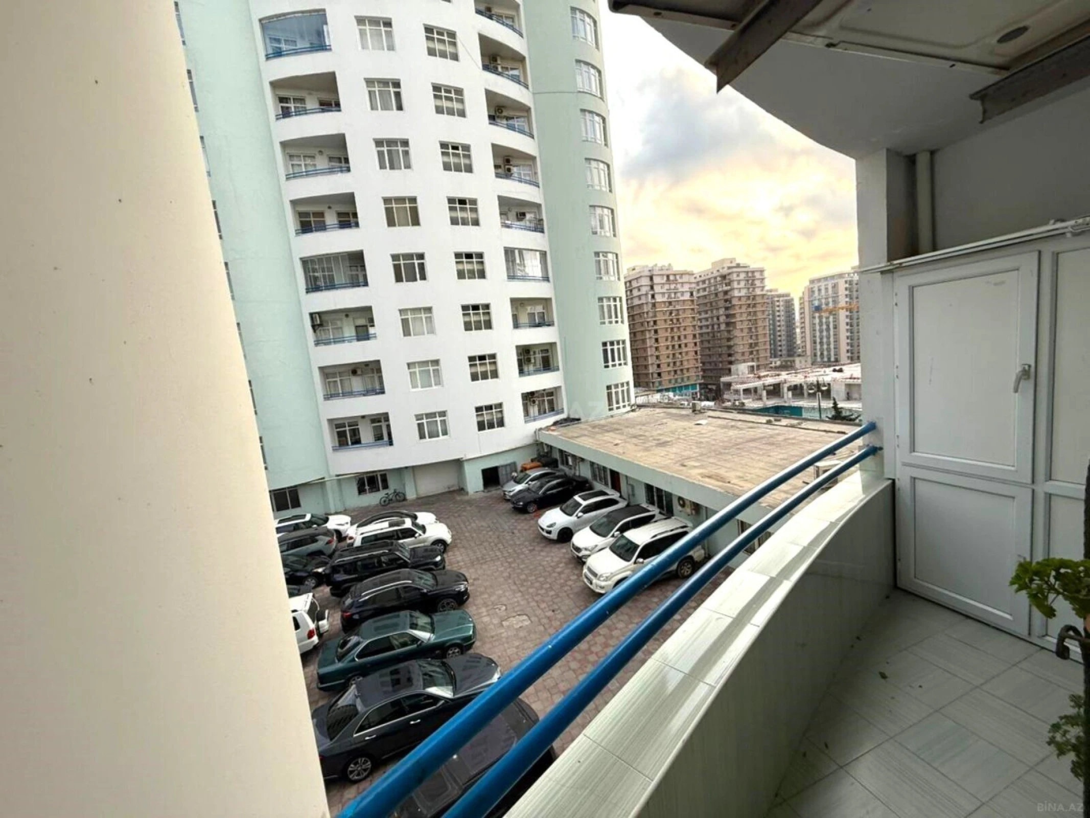 Satılır 4 otaqlı mənzil 242 m²