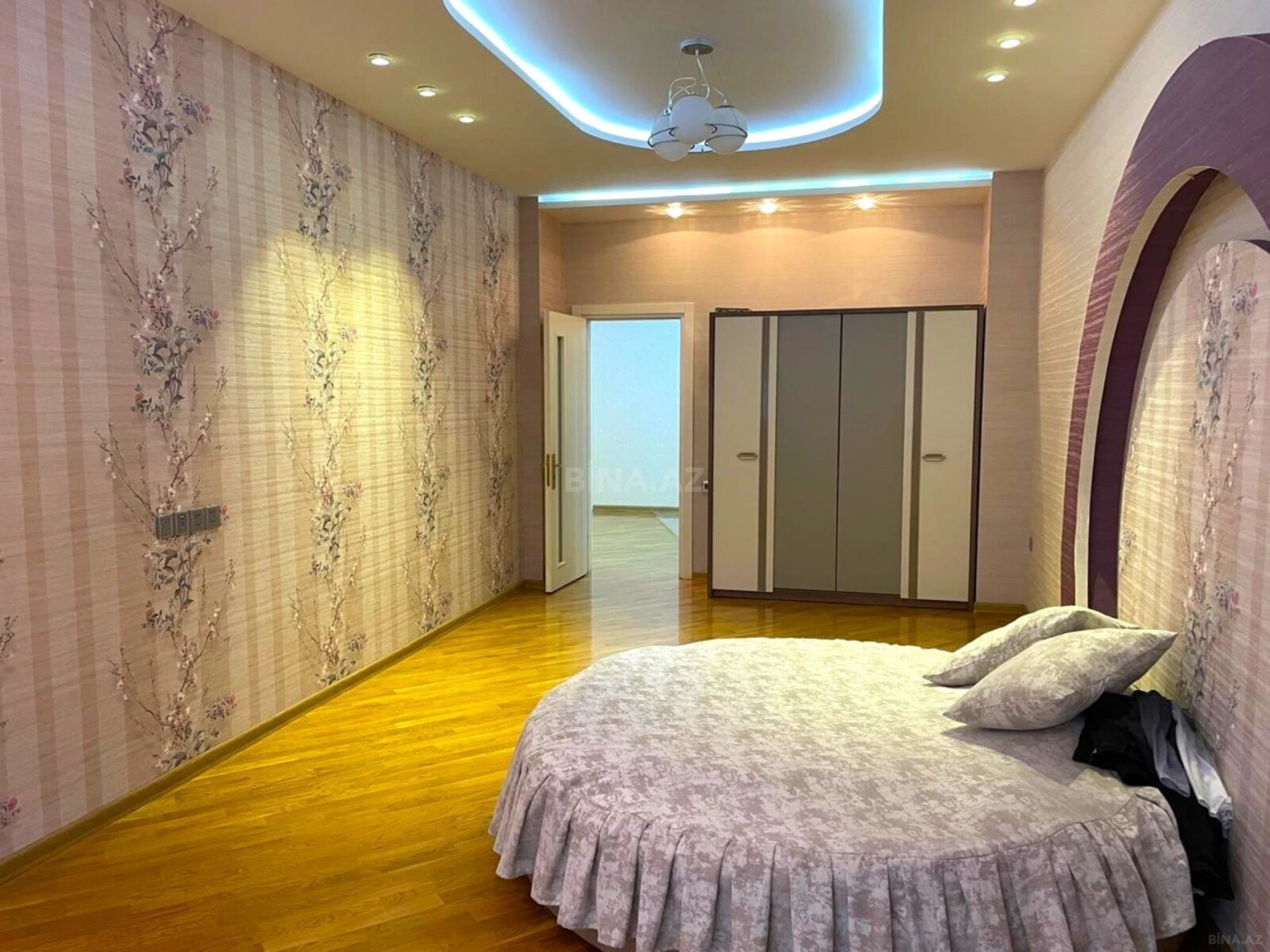 Satılır 4 otaqlı mənzil 242 m²