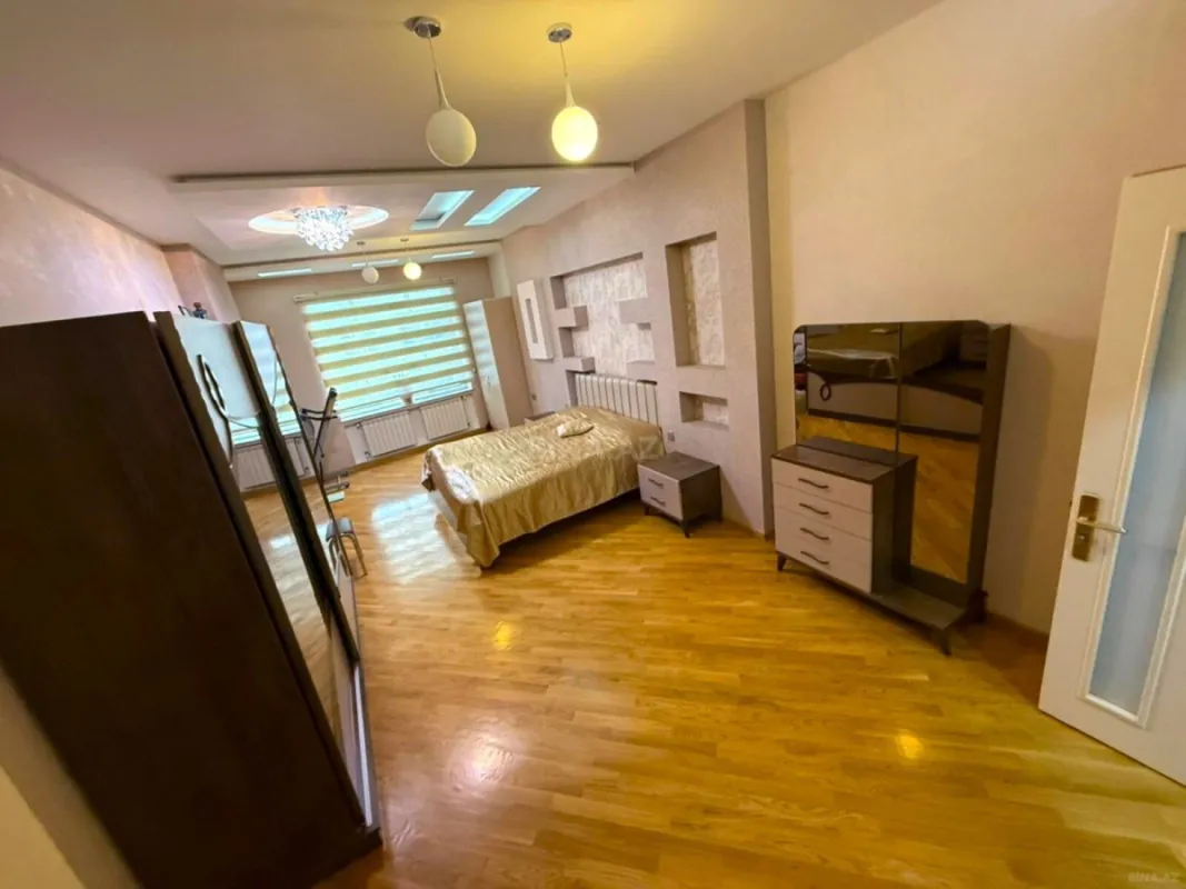 Satılır 4 otaqlı mənzil 242 m²