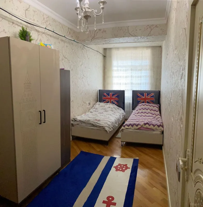 Satılır 4 otaqlı mənzil 160 m²