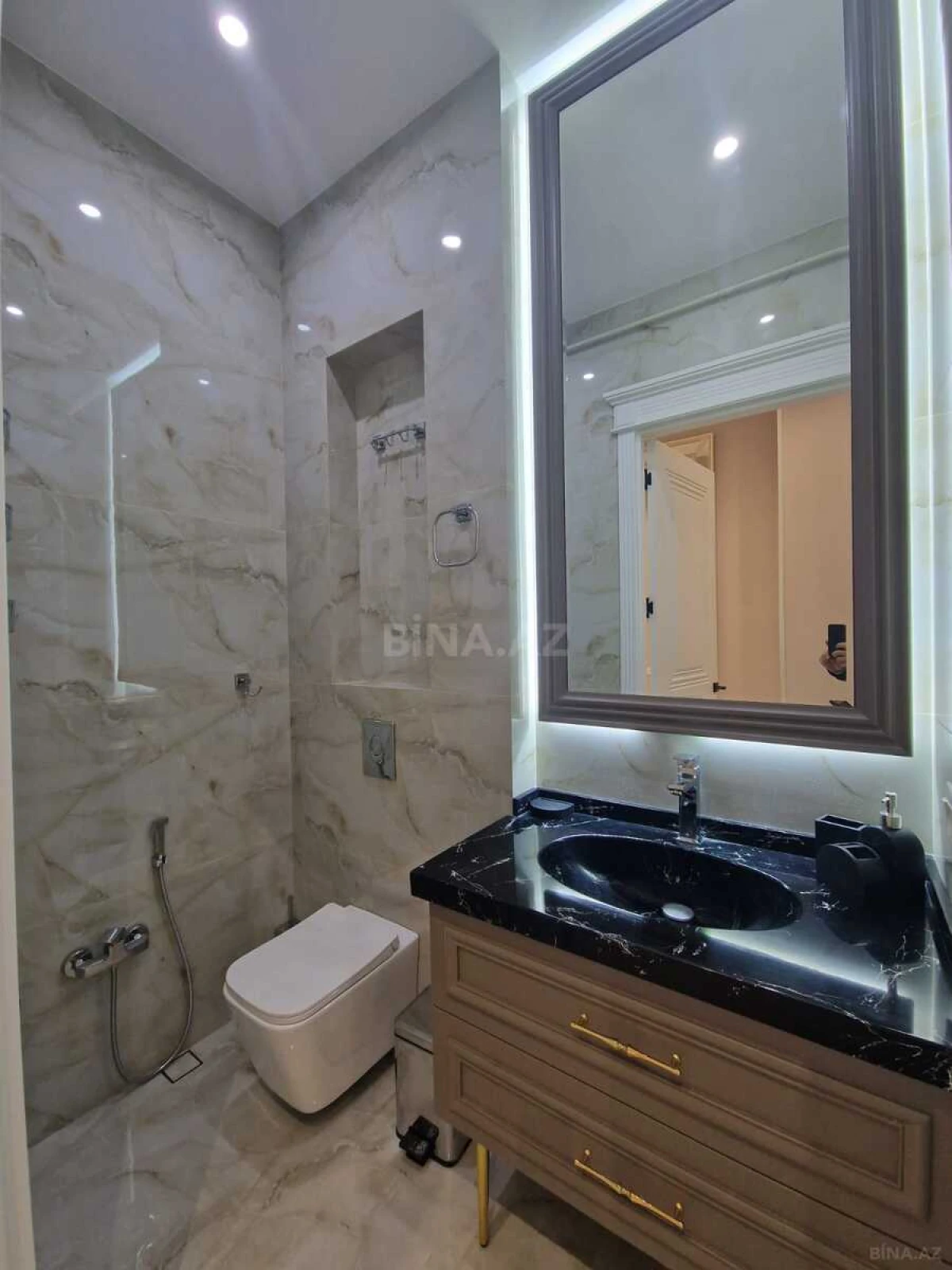 Kirayə verilir 3 otaqlı mənzil 160 m²