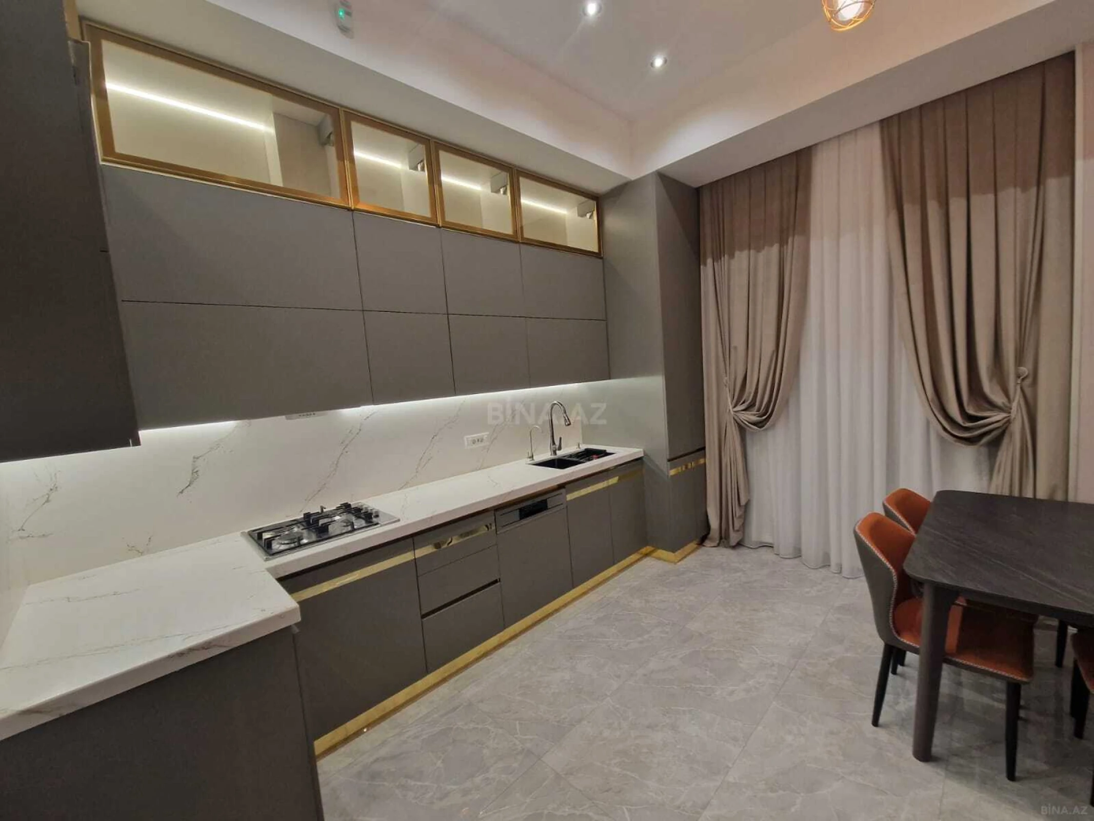 Kirayə verilir 3 otaqlı mənzil 160 m²