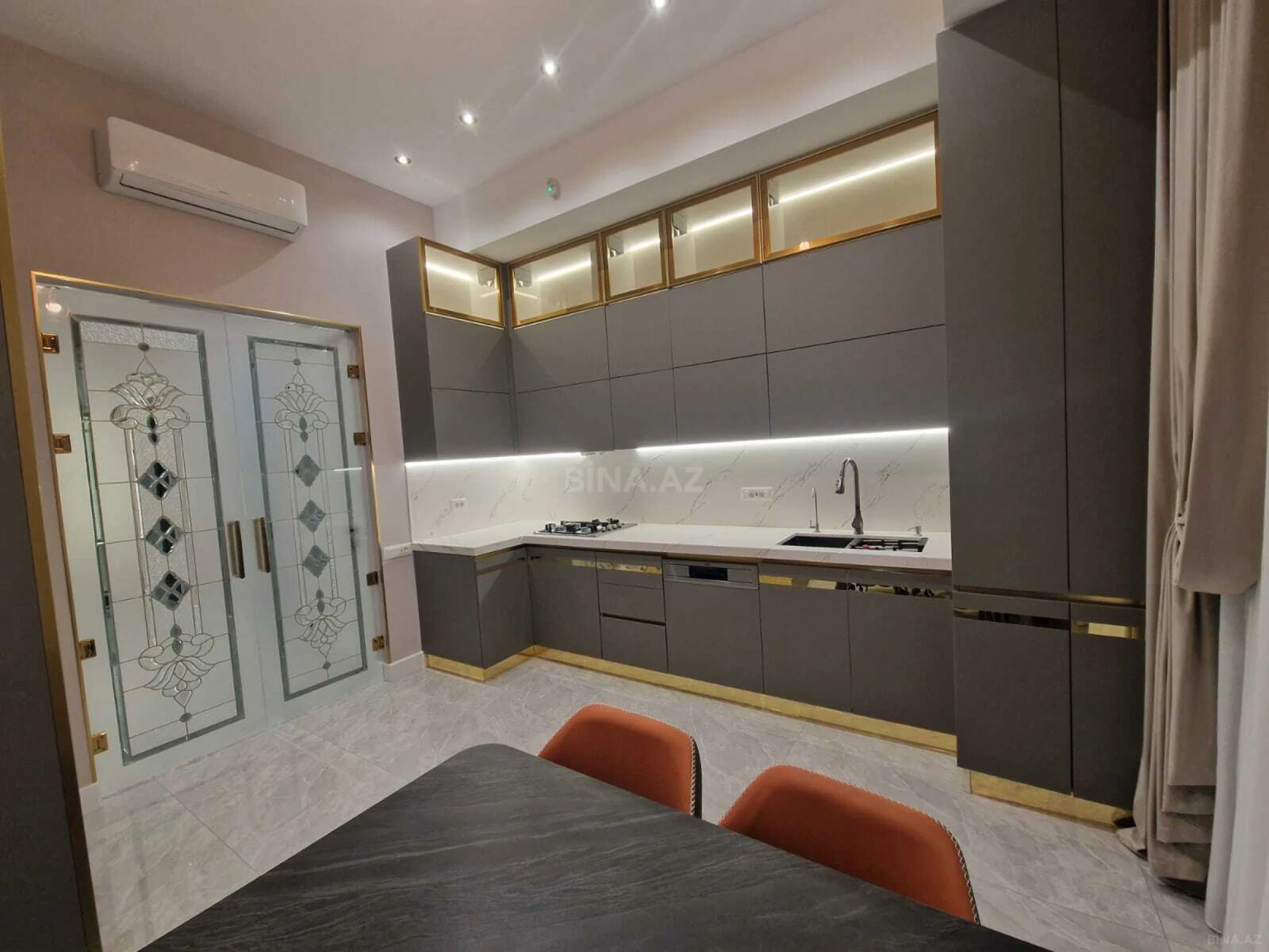 Kirayə verilir 3 otaqlı mənzil 160 m²